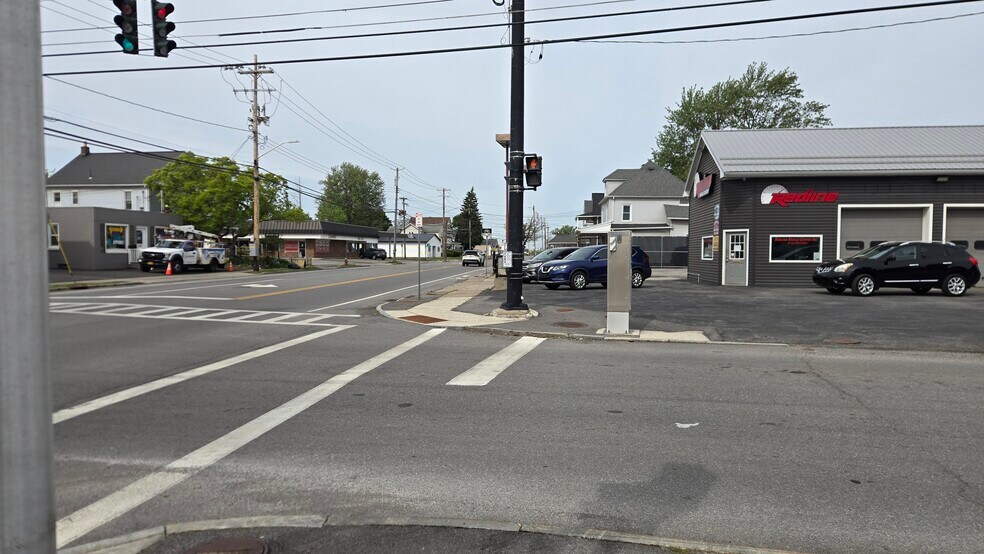 397 West Ave, Lockport, NY à louer - Photo du bâtiment - Image 3 de 13