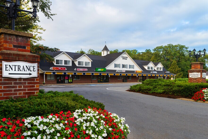 2568 Western Ave, Village of Altamont, NY à louer - Photo du bâtiment - Image 1 de 8