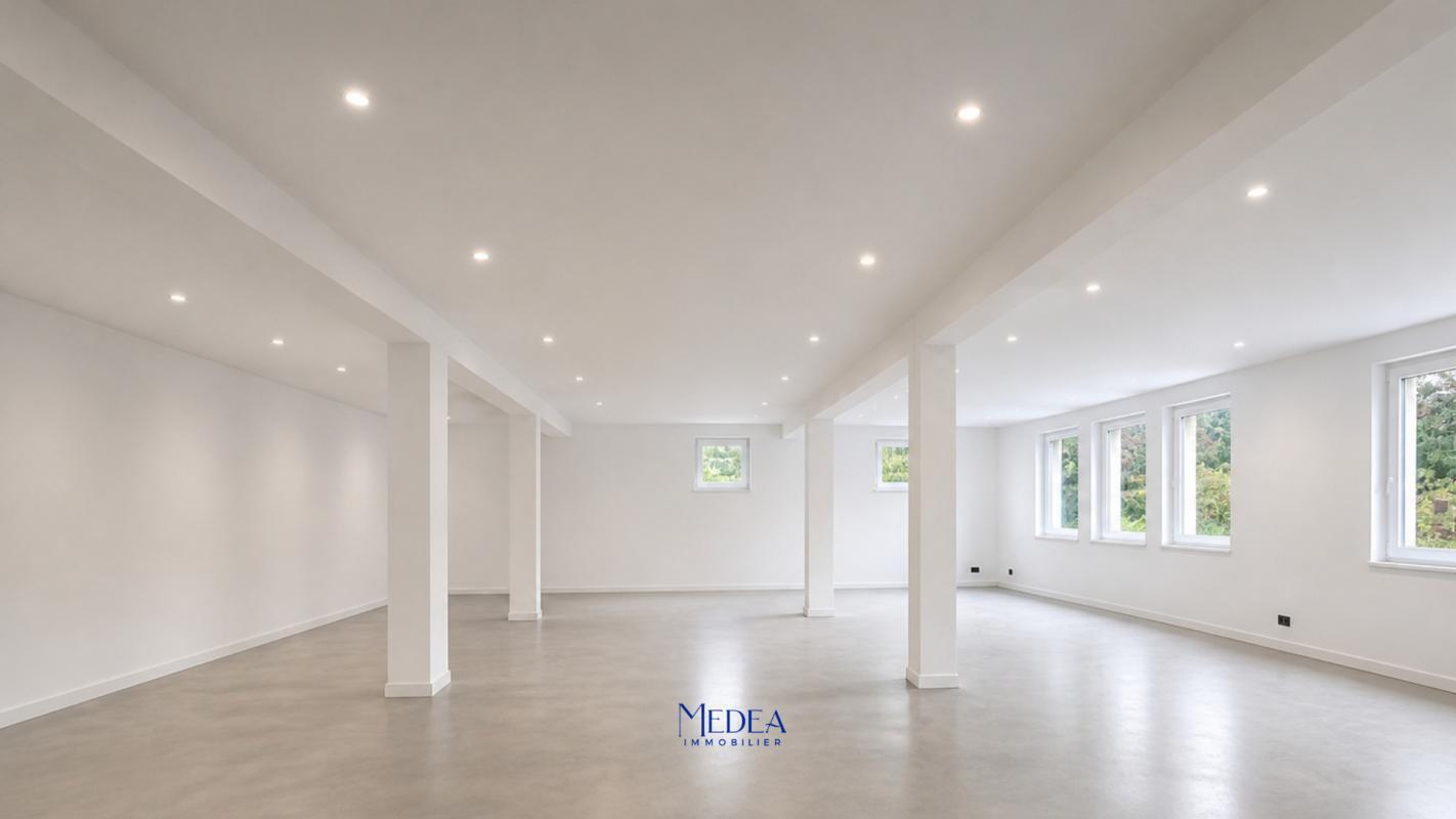 Office in Ceyreste for lease Interior Photo- Image 1 of 3