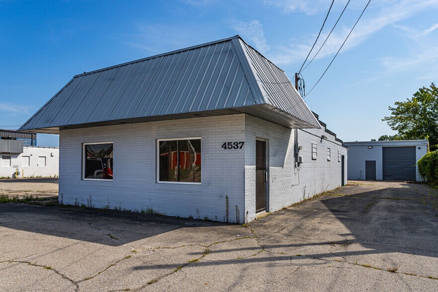 4537 Poplar Level Rd, Louisville, KY à louer - Photo du bâtiment - Image 1 de 3