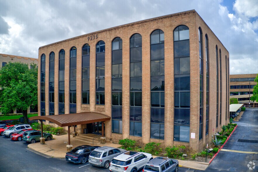 9235 Katy Fwy, Houston, TX à louer - Photo du bâtiment - Image 3 de 8