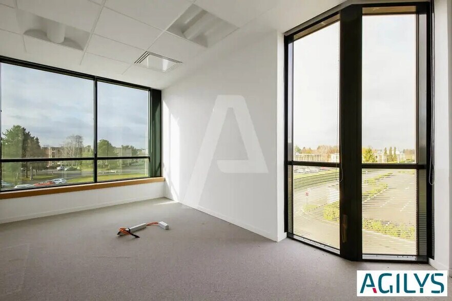 Office in Saint-Aubin for lease - Interior Photo - Image 3 of 12