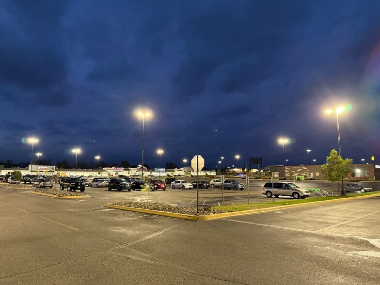 1715-1749 Beam Ave, Maplewood, MN à louer - Photo du bâtiment - Image 2 de 43