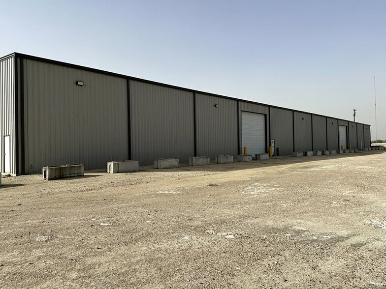 236 Industrial Park Dr, Victoria, TX for lease - Building Photo - Image 3 of 11