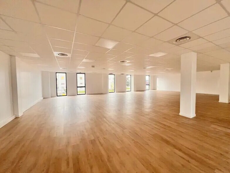 Office in Plaisir for lease - Interior Photo - Image 2 of 7