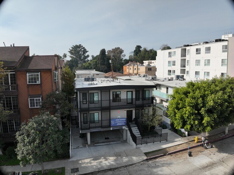 1427 Barry Ave, Los Angeles, CA à vendre - Communauté Matterport - Image 2 de 10