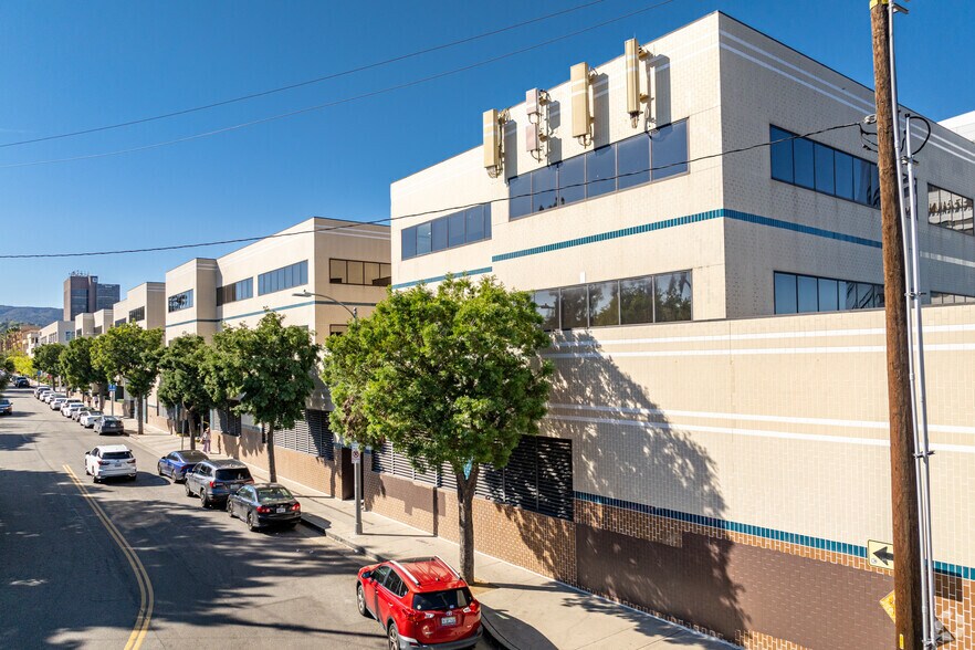 5525 Etiwanda Ave, Tarzana, CA à louer - Photo du bâtiment - Image 2 de 25
