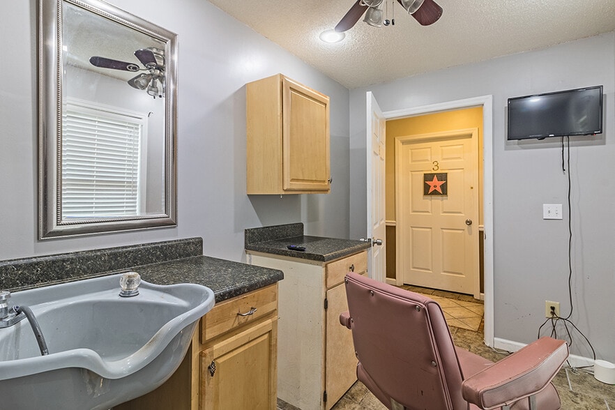 4849 Mercer University Dr, Macon-Bibb, GA for sale - Interior Photo - Image 3 of 33