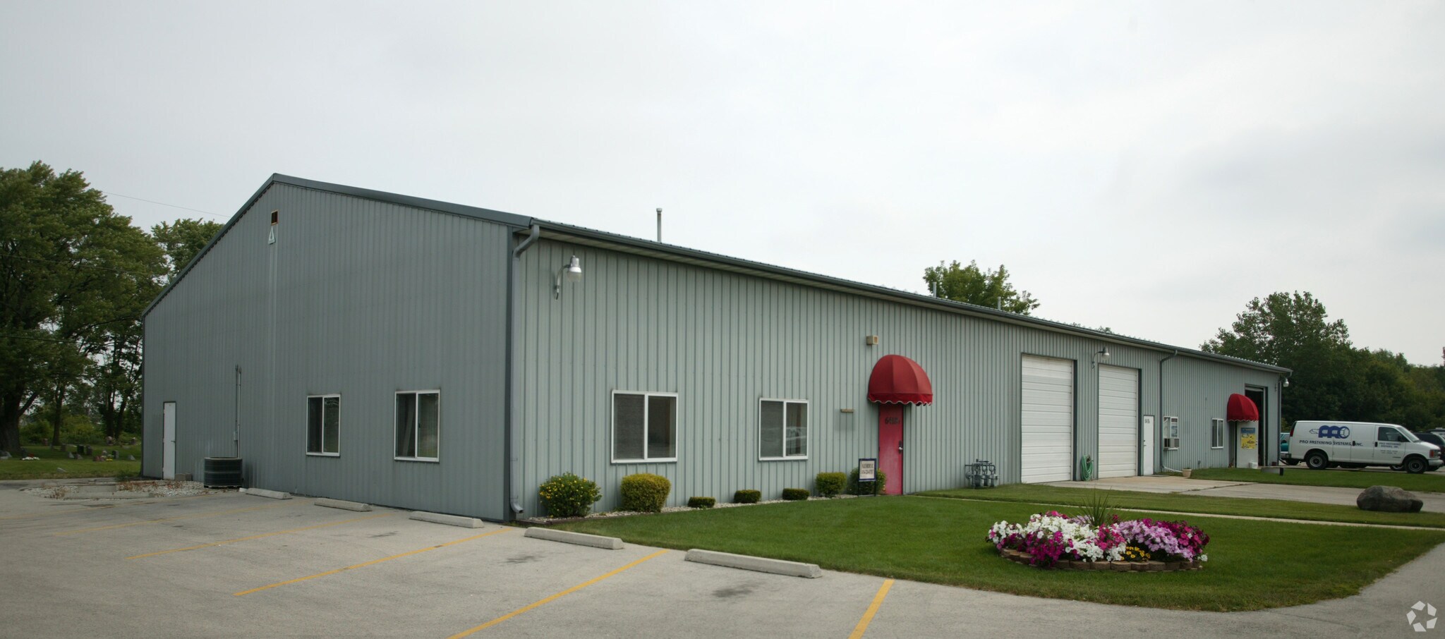 6418 S Howell Ave, Oak Creek, WI à louer Photo principale- Image 1 de 2