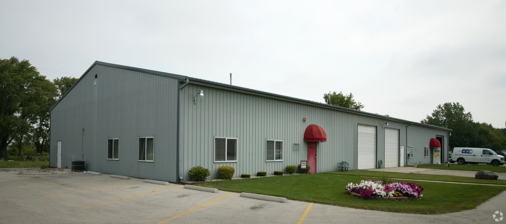 6418 S Howell Ave, Oak Creek, WI for lease Primary Photo- Image 1 of 2