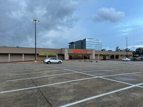 425 Sawdust Rd, Spring, TX for lease Building Photo- Image 2 of 6