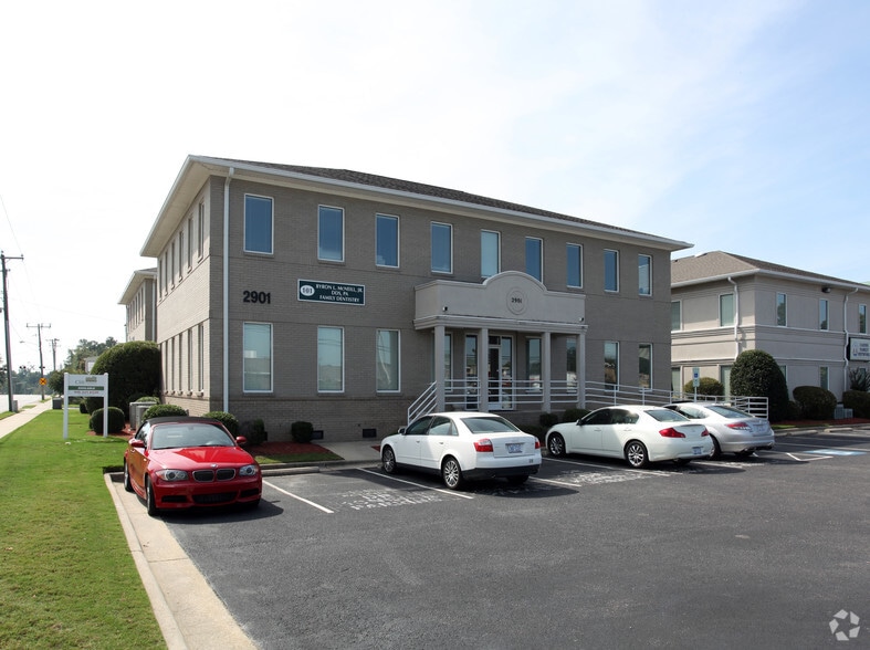 2901 Breezewood Ave, Fayetteville, NC à louer - Photo du bâtiment - Image 1 de 14