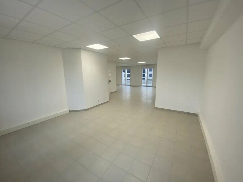 Office in Morsang-sur-Orge for lease - Interior Photo - Image 1 of 4