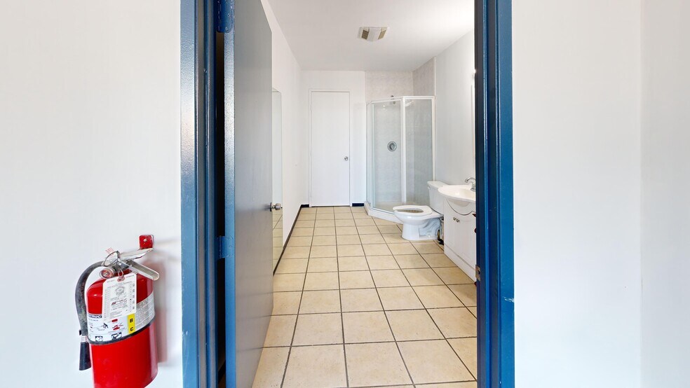 530 E 8th St, Los Angeles, CA à louer - Photo du bâtiment - Image 3 de 11