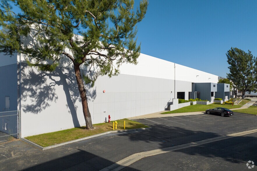 13931-13951 Yorba Ave, Chino, CA à louer - Photo du bâtiment - Image 2 de 6