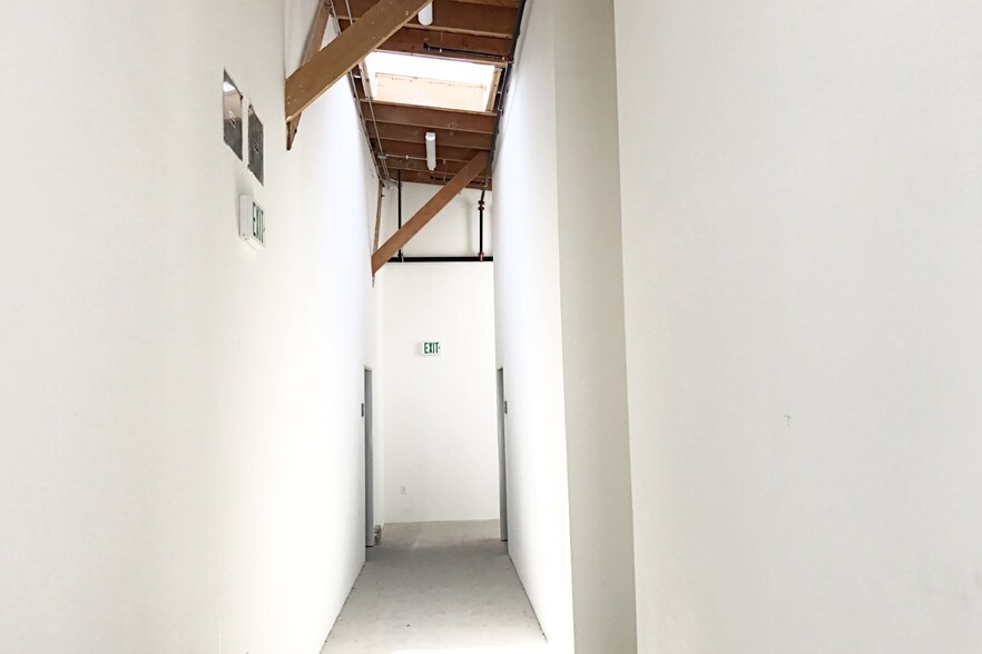 3751 E Olympic Blvd, Los Angeles, CA à louer - Photo intérieure - Image 3 de 32