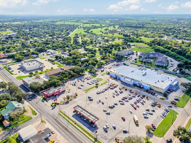 208 E Houston St, Beeville, TX à vendre - Photo du bâtiment - Image 2 de 58