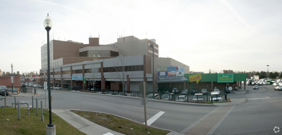 300 John St, Markham, ON à louer - Photo principale - Image 2 de 9