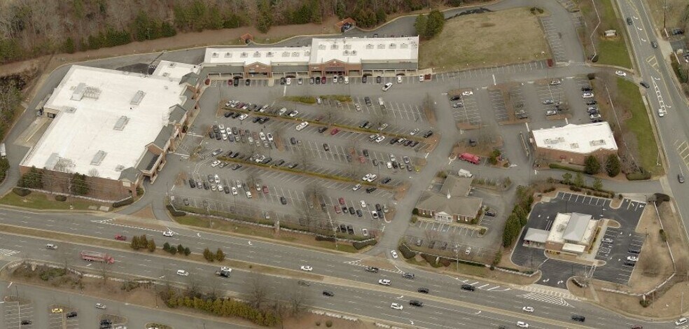 885 Woodstock Rd, Roswell, GA à louer - Photo du bâtiment - Image 2 de 7