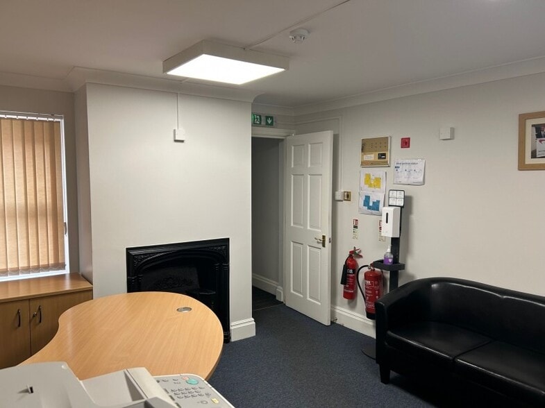 58 Guildford St, Chertsey for lease - Interior Photo - Image 2 of 8