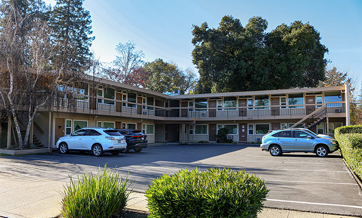 900 N San Antonio Rd, Los Altos, CA à louer - Photo du bâtiment - Image 1 de 4