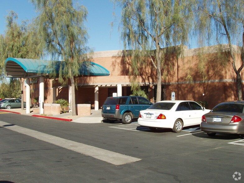 1717 W Chandler Blvd, Chandler, AZ à vendre - Photo du bâtiment - Image 2 de 2