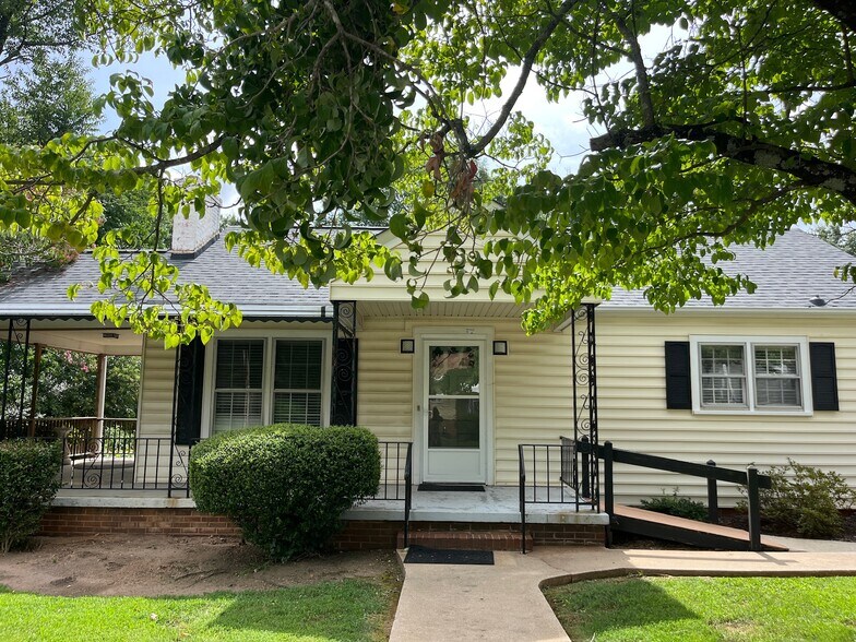 202 Memorial Dr, Greer, SC for sale - Primary Photo - Image 1 of 8