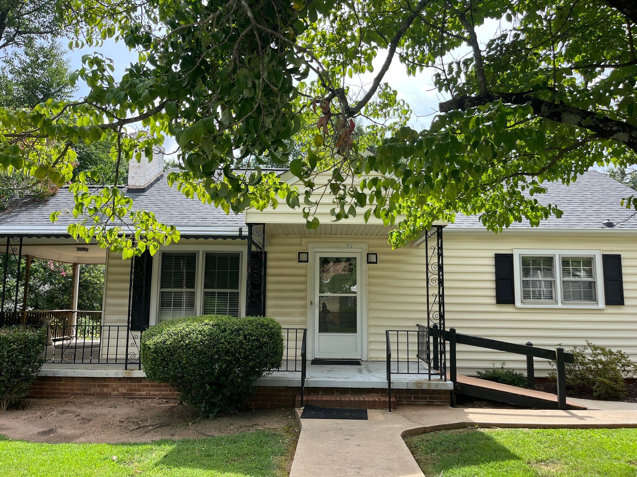 202 Memorial Dr, Greer, SC for sale Primary Photo- Image 1 of 9