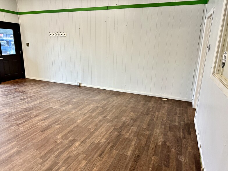 217 E Main St, Clinton, IL for lease - Building Photo - Image 3 of 15