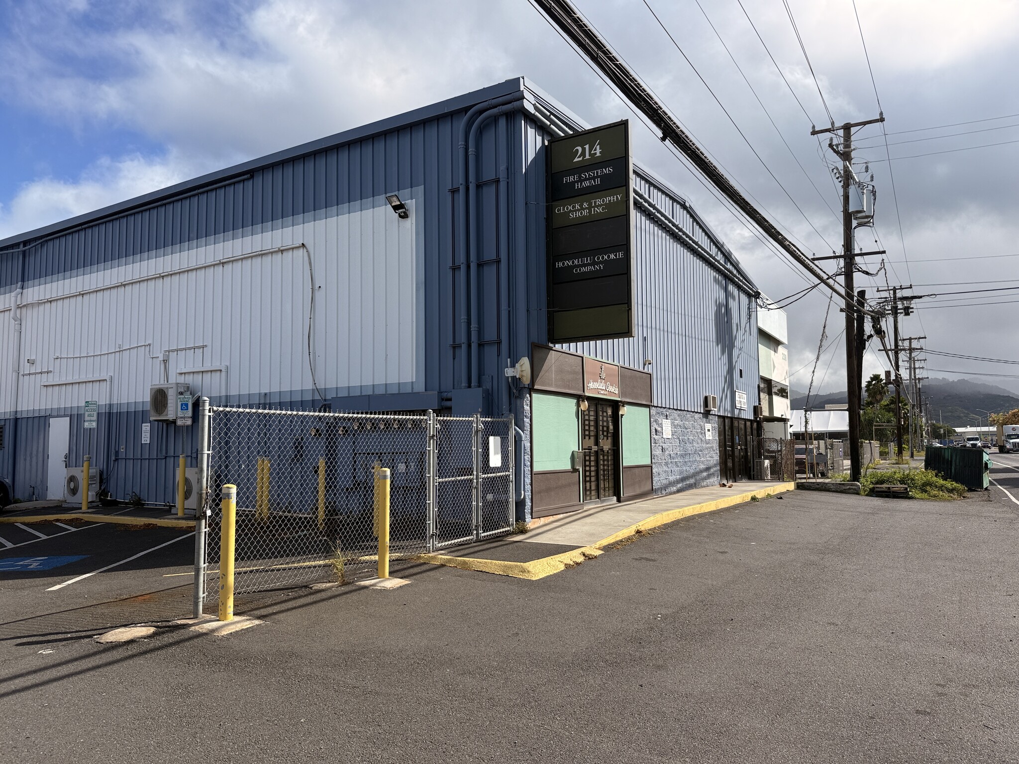 214 Sand Island Access Rd, Honolulu, HI for lease Building Photo- Image 1 of 4