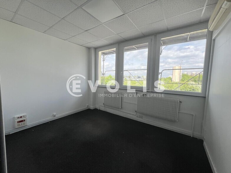 Office in Rosny-sous-Bois for lease - Building Photo - Image 3 of 9