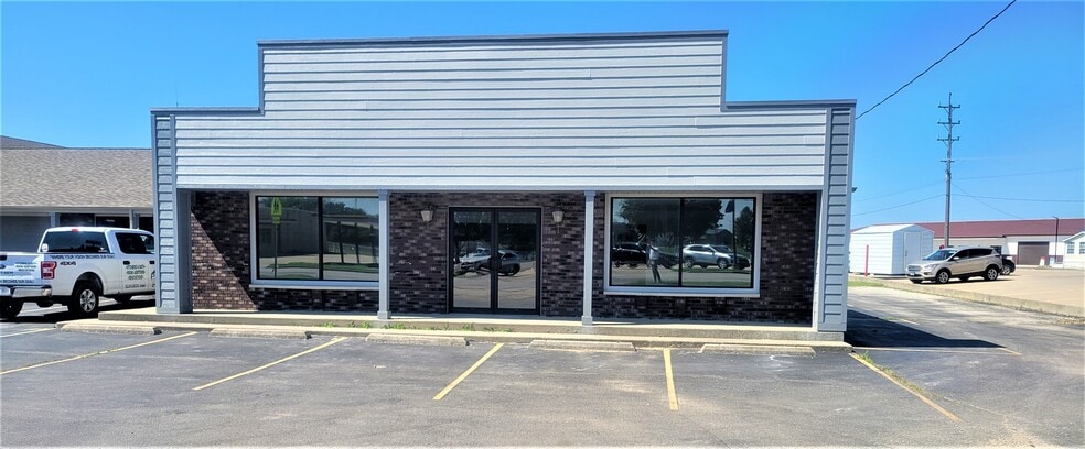 906 W Springfield Rd, Taylorville, IL à louer - Photo du bâtiment - Image 3 de 14