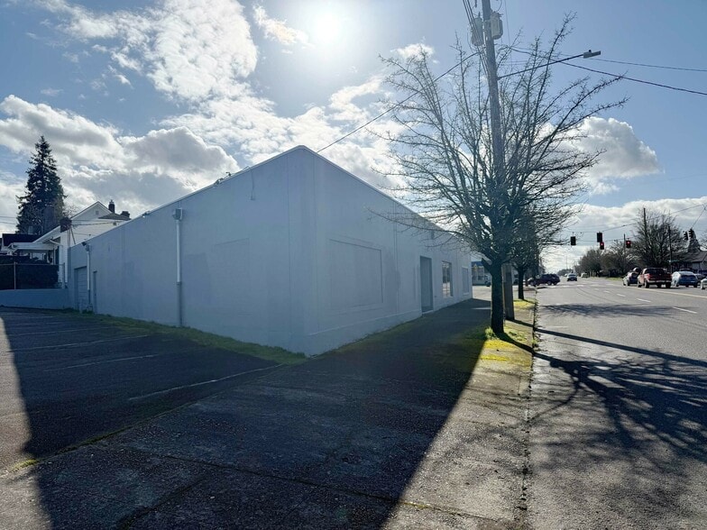7736 NE Sandy Blvd, Portland, OR à louer - Photo du bâtiment - Image 2 de 4