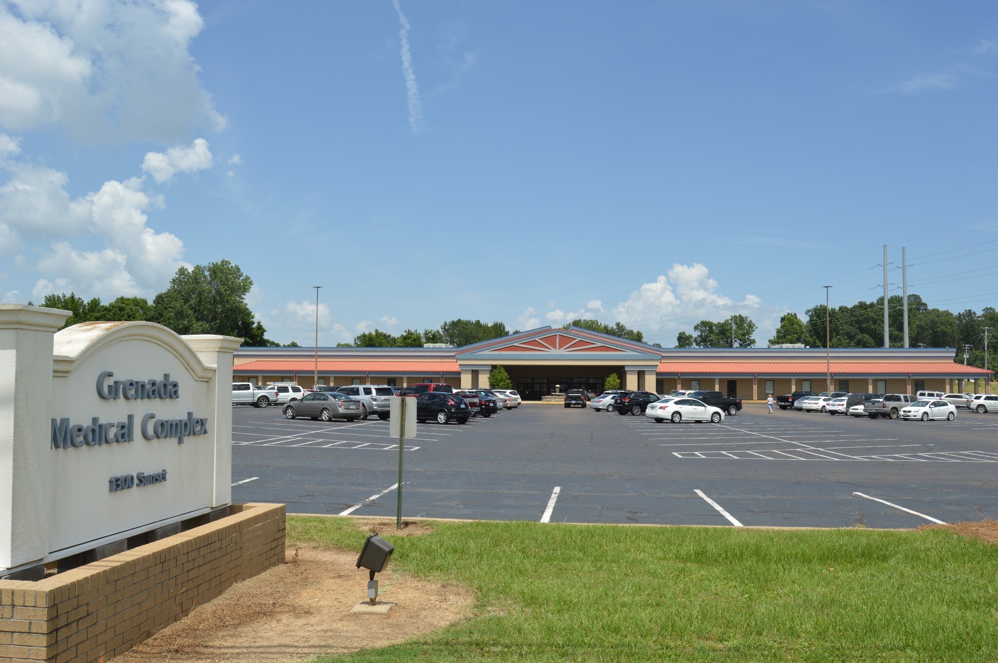 1300 Sunset Dr, Grenada, MS for lease Primary Photo- Image 1 of 6