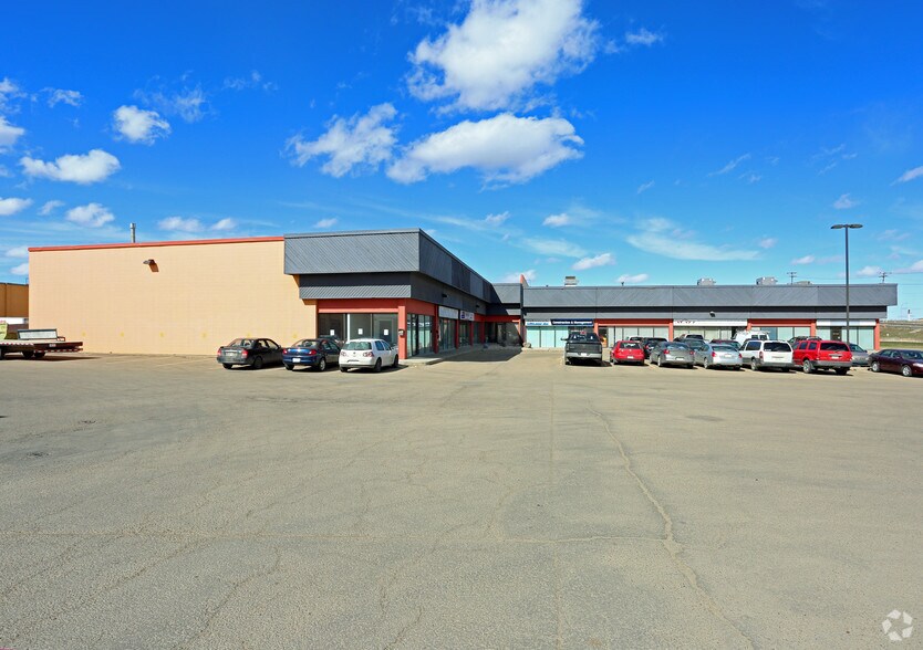 3424-3440 78 Ave NW, Edmonton, AB à louer - Photo du bâtiment - Image 2 de 4