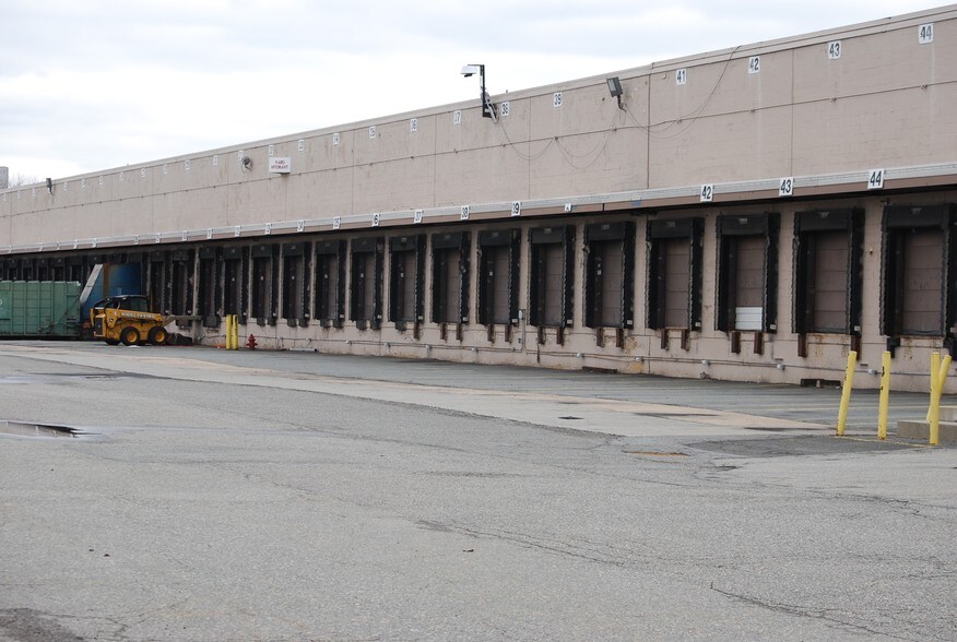 1 Bell Dr, Ridgefield, NJ à louer - Photo du bâtiment - Image 1 de 4