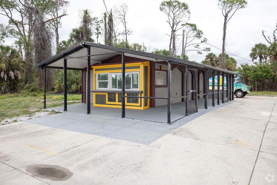 320 Tamiami Trl, Port Charlotte, FL for sale - Primary Photo - Image 1 of 6