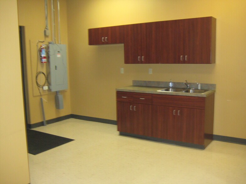 8913-8923 Veterans Memorial Pky, O'Fallon, MO à louer - Photo intérieure - Image 3 de 14