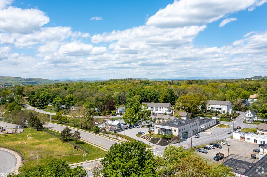 25 Van Wagner Rd, Poughkeepsie, NY à louer - Photo principale - Image 1 de 16