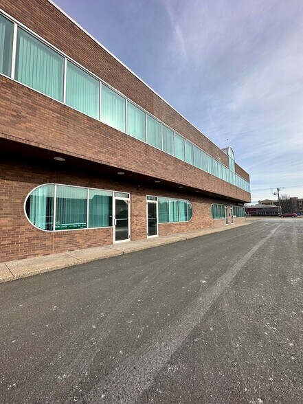 1331 silas deane Hwy, Wethersfield, CT à louer - Photo du bâtiment - Image 2 de 4