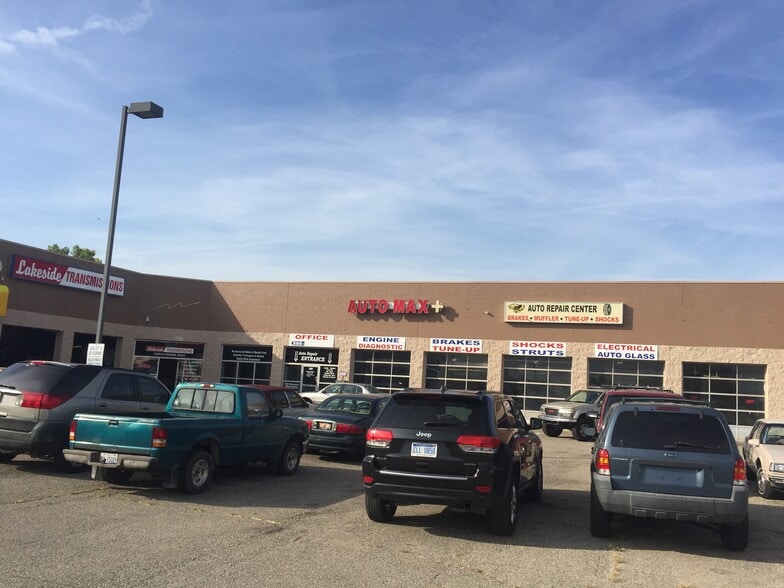 161-169 N Groesbeck Hwy, Mount Clemens, MI for lease - Building Photo - Image 2 of 2