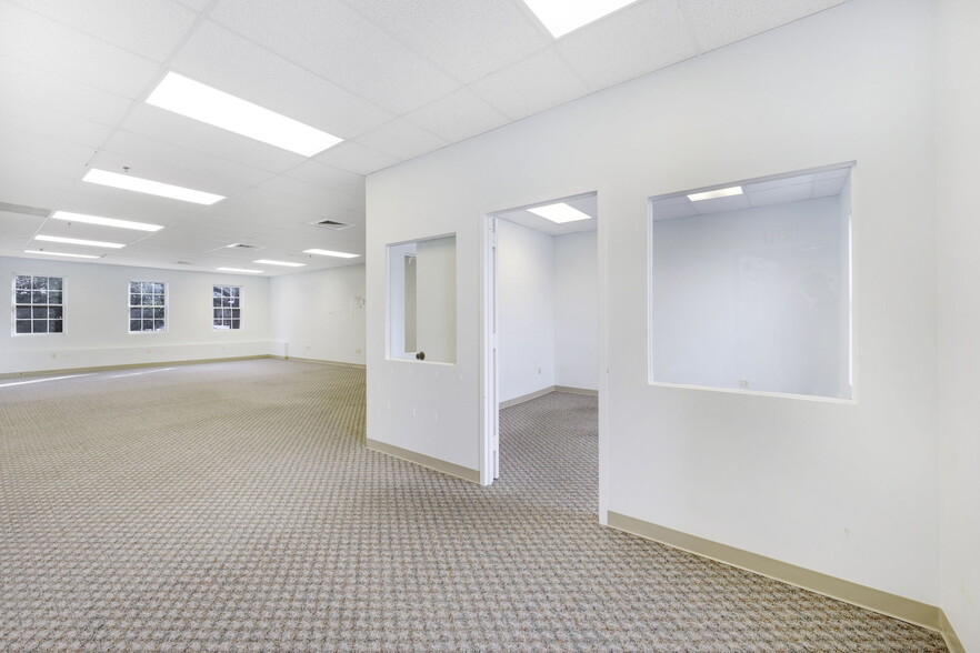 6134-6138 Redwood Square Ctr, Centreville, VA for sale - Interior Photo - Image 3 of 10