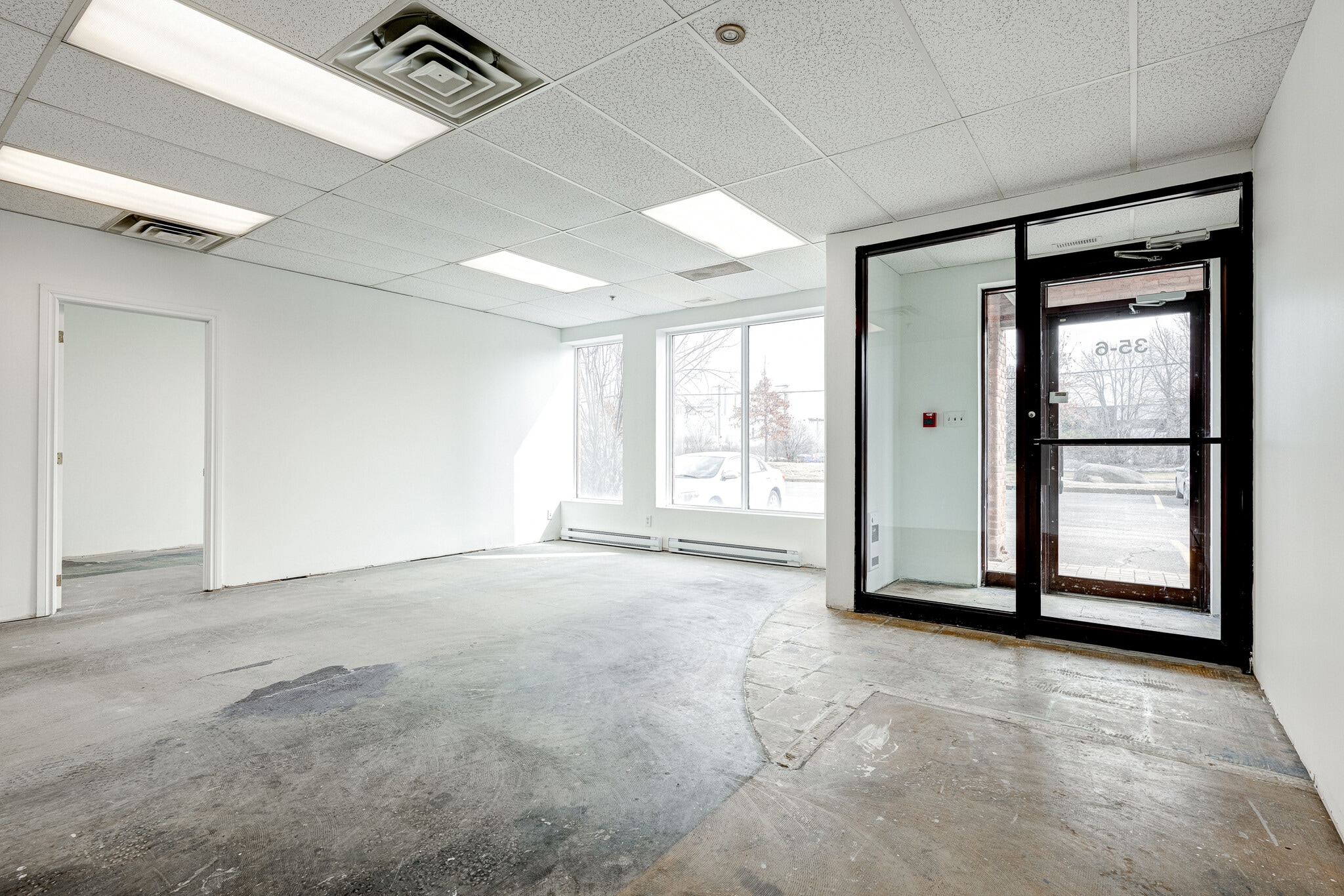35 Rue De Lauzon, Boucherville, QC for lease Interior Photo- Image 1 of 10