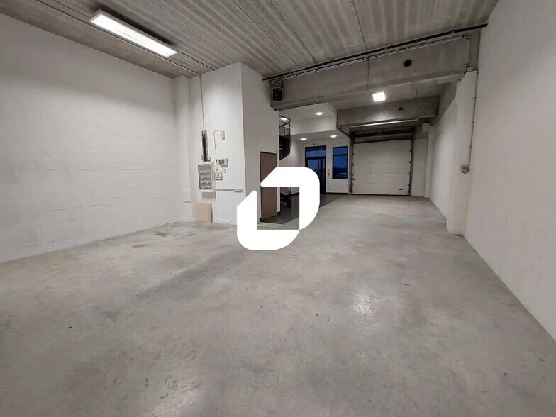 Flex in Saint-Denis for lease - Interior Photo - Image 2 of 12