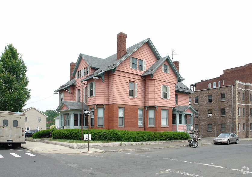 693 Dwight St, Holyoke, MA for sale - Primary Photo - Image 1 of 4