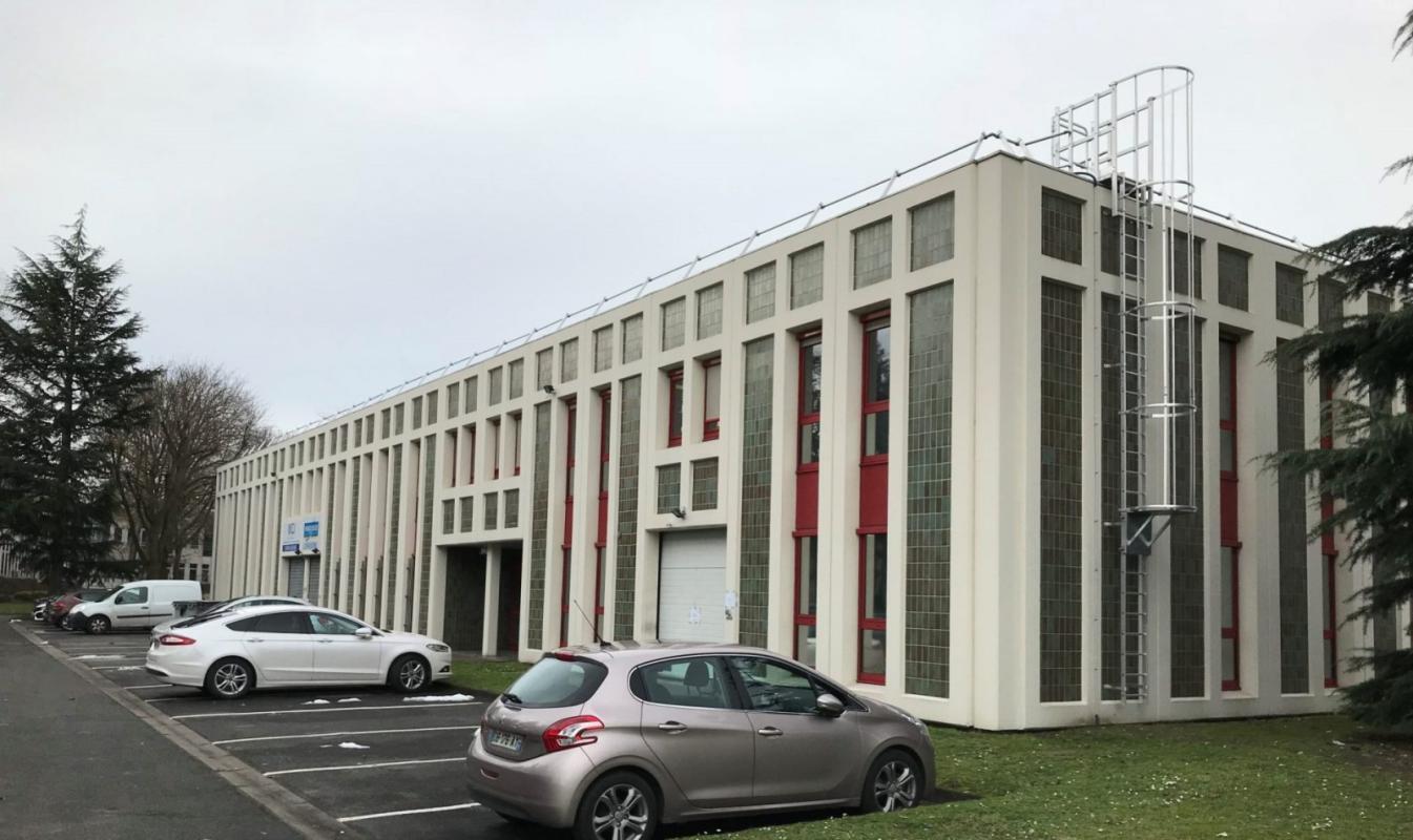 Flex in Éragny for lease Building Photo- Image 1 of 14