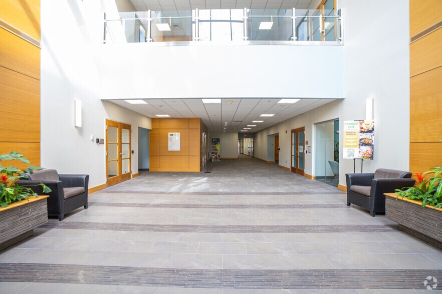 309 Waverley Oaks Rd, Waltham, MA for lease - Lobby - Image 2 of 8
