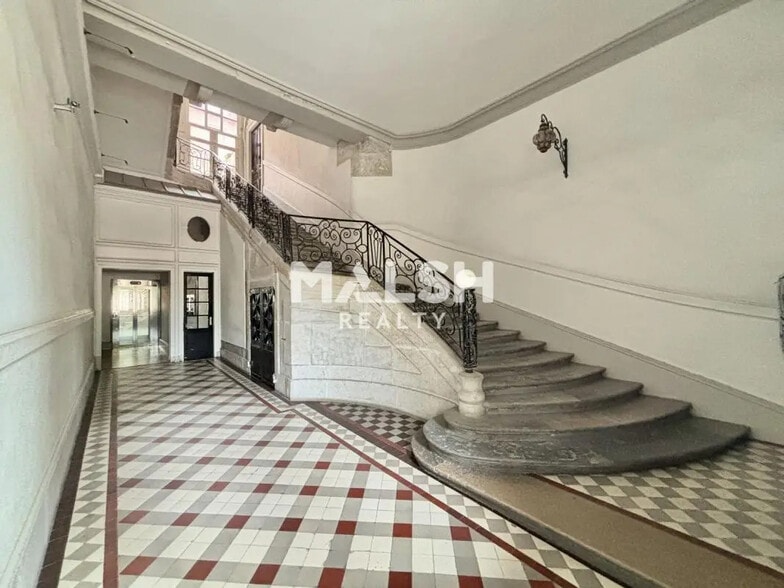 Office in Lyon for lease - Lobby - Image 2 of 8