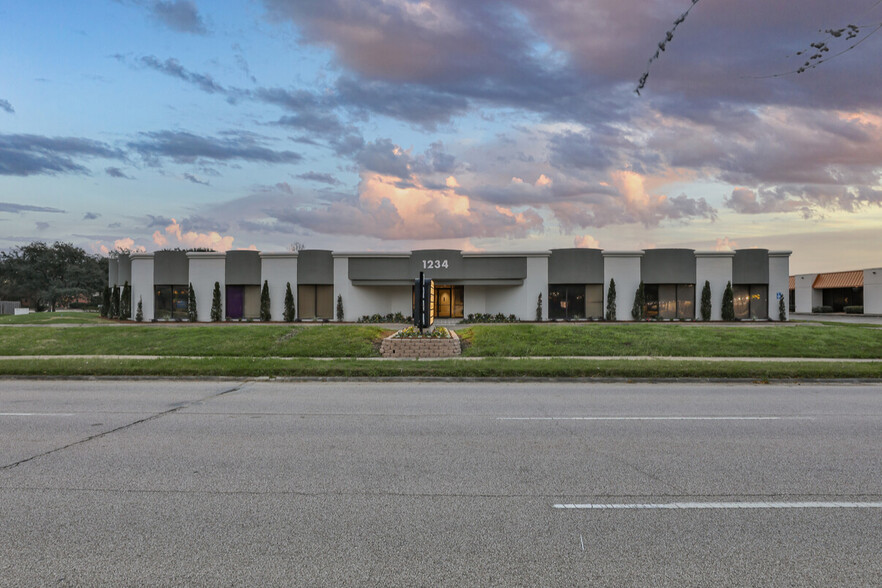 1234 Bay Area Blvd, Houston, TX for lease - Primary Photo - Image 1 of 13