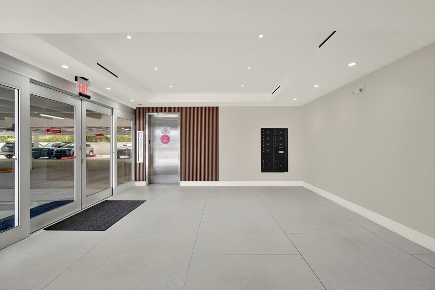 5740 Hollywood Blvd, Hollywood, FL à louer - Hall d’entrée - Image 3 de 7